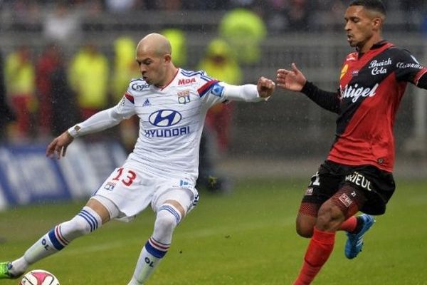 Christophe Jallet pour Lyon opposé au milieu de terrain guingampais Sylvain Marveaux 