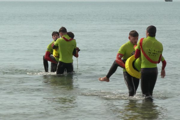 Futurs maîtres-nageurs sauveteurs de la SNSM en formation à Palavas-les-Flots.