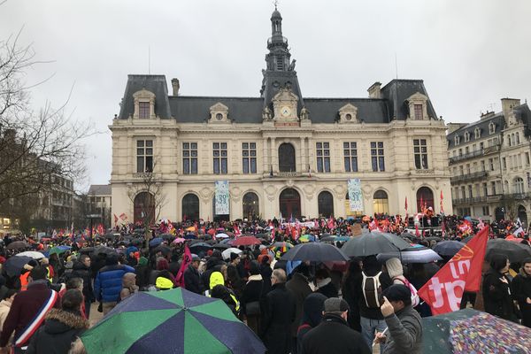 Entre 7 000 et 10 000 manifestants se sont rassemblés devant la mairie de Poitiers.