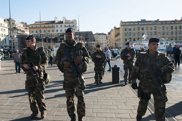 Une patrouille de militaires sur le vieux port de Marseille.