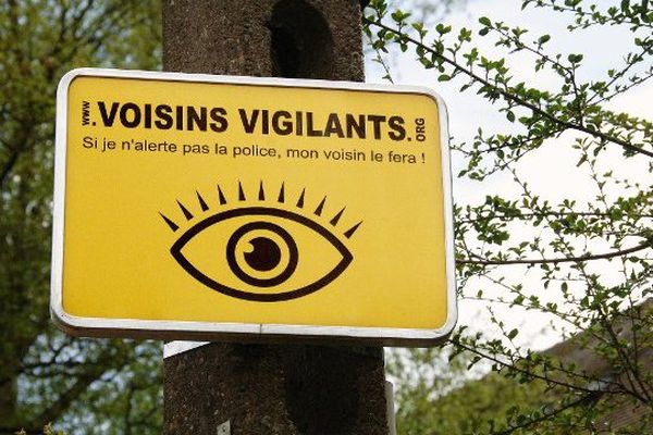 Panneau mis dans le ville qui ont mis en place le dispositif "voisins vigilants"