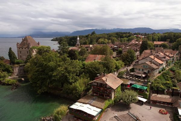 La fortification d'Yvoire se déroule au XIVe siècle, lorsque les comtes de Savoie étendent leur hégémonie autour du Léman.