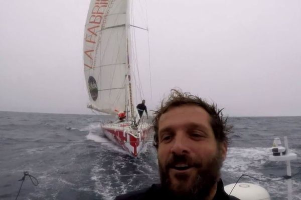 Vendée Globe : les skippers Eric Bellion (CommeUnSeulHomme) et Alain Roura (La Fabrique) (en arrière-plan)se retrouvent en plein milieu de l'Océan Indien. 