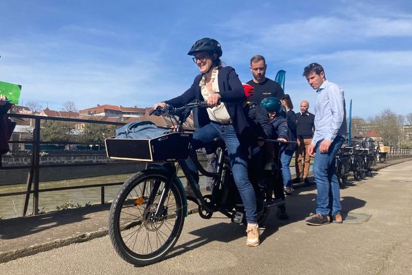 Charlotte Champenois et ses enfants ont été les premiers à enfourcher le nouveau VAE famille de Besançon.