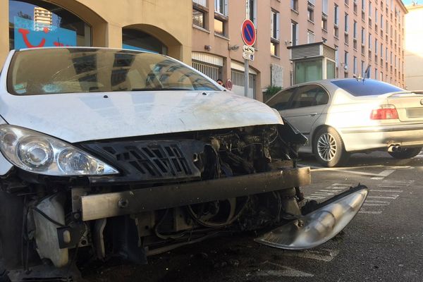 10/03/2017 - Jets de cocktails Molotov contre des voitures de police à Ajaccio