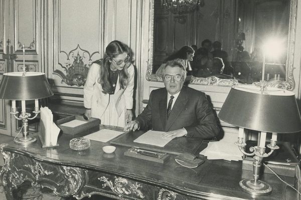 Pierre Mauroy à Matignon en 1981. 