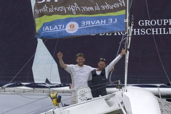 Sébastien Josse et Charles Caudrelier sont les premiers à avoir franchi la ligne d'arrivée à Itajai au Brésil.