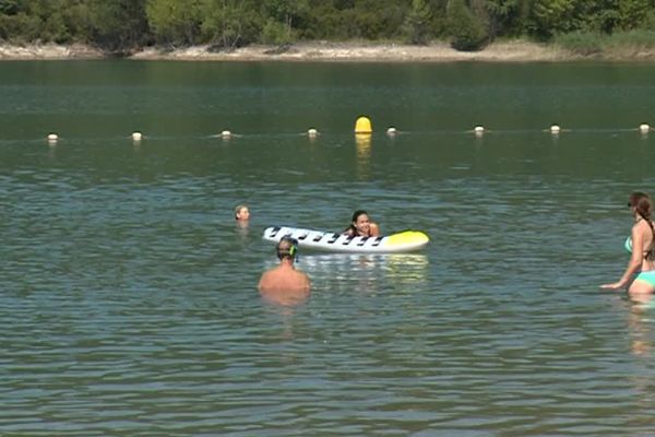 Les baigneurs dans le lac de Saint-Cassien. 