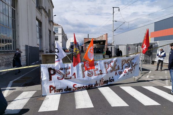 Action des salariés de GE Belfort pour bloquer le départ d'une turbine.