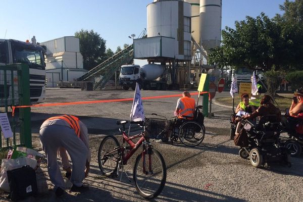 Le collectif est arrivé tôt ce matin pour bloquer l'accès de la cimenterie.