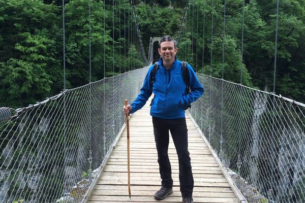 Eric Perin vous fait découvrir des sites exceptionnels dan les montagnes basques (Ici la passerelle d’Holzarté) dans un numéro inédit de Cap Sud-Ouest, samedi à 16H20