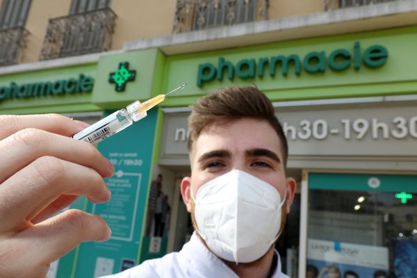 Les pharmaciens devraient commencer à vacciner à partir du 19 mars. Ils commencent à établir la liste de leurs clients éligibles à l'injection.