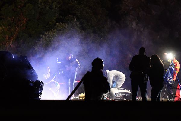 Les enquêteurs sur les lieux de la fusillade sur l'A55.