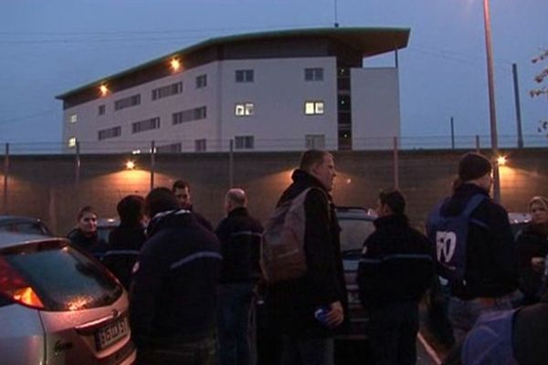 Les surveillants mécontents, tôt mercredi matin, devant le centre pénitentIaire de Nancy-Maxéville.