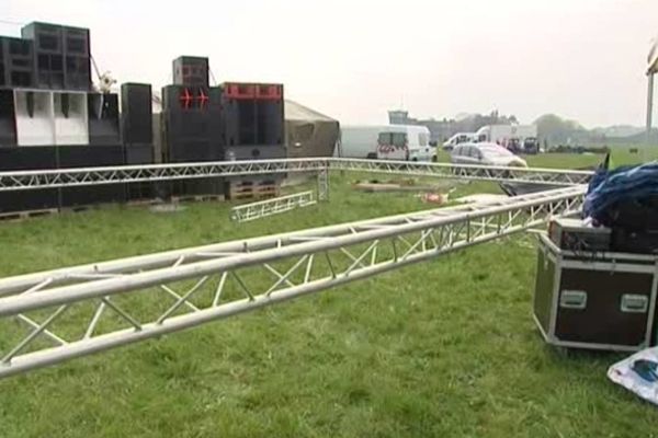 Ce vendredi matin, sur la base aérienne de Cambrai. Fin de l'installation du Teknival. 