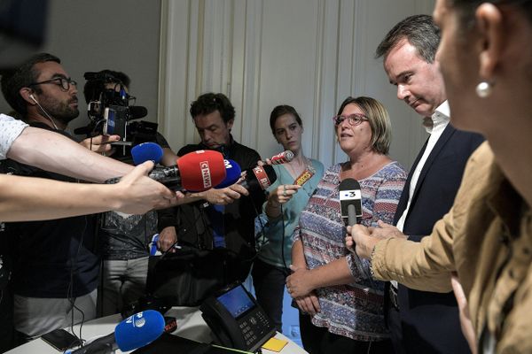 Axelle Laissy, mère d'un enfant né sans main (agénésie), et Me Fabien Rajon, son avocat, ont annoncé au cours d'une conférence de presse au cabinet de l'avocat, qu'ils avaient déposé le 9 aout dernier une plainte contre X pour mise en danger de la vie d'autrui.