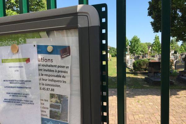 Un cimetière fermé en prévision d'orages dans la soirée, ce mercredi 5 juin à Strasbourg.