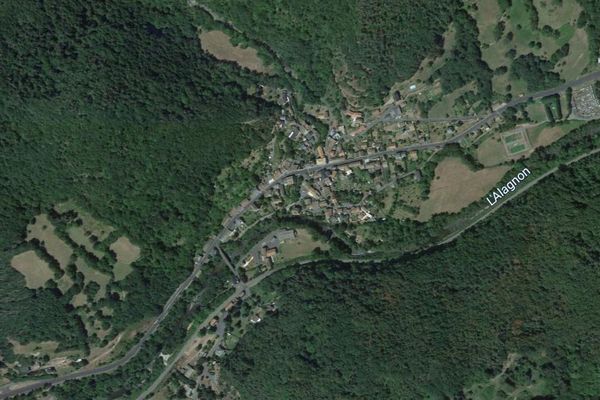 Vue aérienne de la vallée de l'Alagnon (Cantal), où un train a percuté un animal qui pourrait bien être un loup.