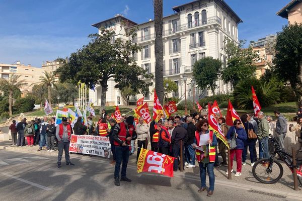 Une manifestation contre la réforme des retraites devant la mairie du Cannet.