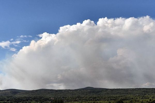 Une épaisse fumée est visible de loin