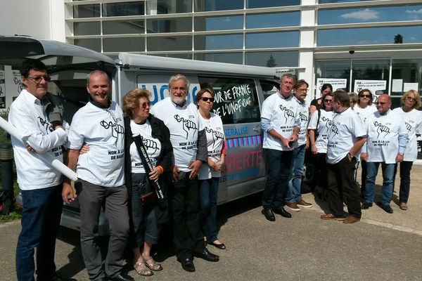 Les médecins de la CSMF devant l'Agence Régionale de Santé à Poitiers.