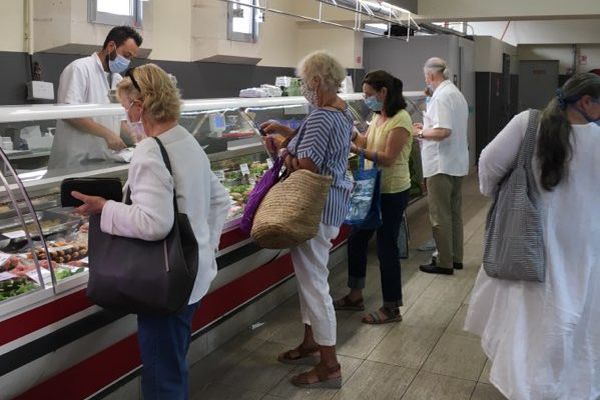 En prenant quelques jours d'avance, le maire de Libourne veut "rappeler l'importance des gestes barrières" en imposant le masque au marché couvert.