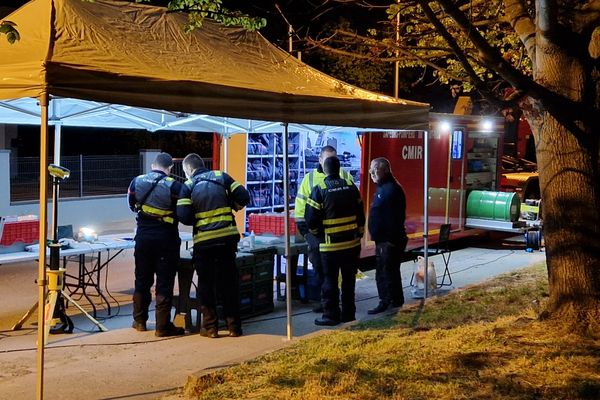 Les équipes de pompiers spécialisées en risque radiologique étaient sur place, à Colmar, dès mercredi soir. Ils ont travaillé plus de 24 heures pour désactiver l'appareil défectueux à l'origine des émissions radioactives d'iridium.