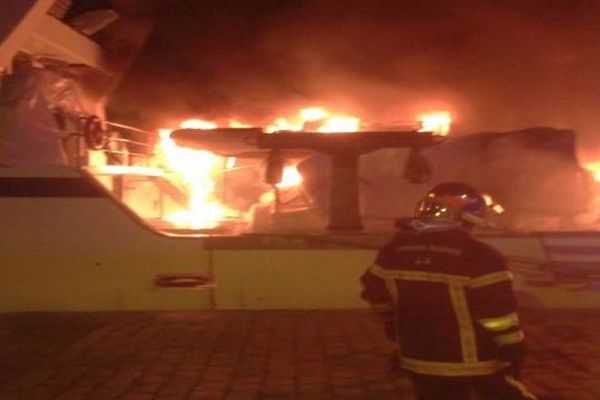 Sète (Hérault) - un thonier en feu dans le port - 16 août 2018.