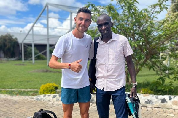 Bastien Augusto avec Eliud Kipchoge au Kenya, le 30 octobre