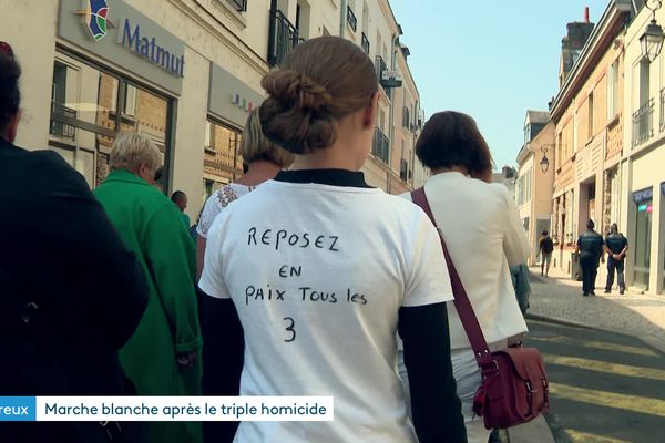 Deux semaines après le meurtre d’une femme et de ses deux enfants, une centaine de personnes ont défilé dans les rues de Dreux.