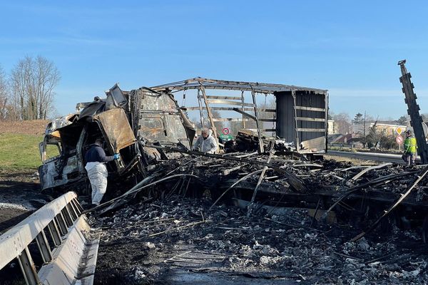 La carcasse d'un des camions ce mardi matin.