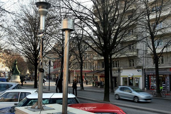 Des stations mobiles de mesure de la qualité de l'air d'une agglomération peuvent être utilisées pour détecter un pic de pollution