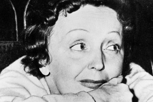 Edith Piaf a grandi à Bernay mais également à Caen, dans le quartier du Vaugueux.