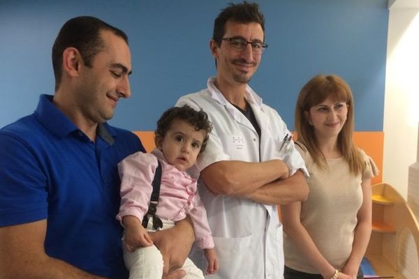 Alex, sa famille et le docteur qui lui a sauvé la vie