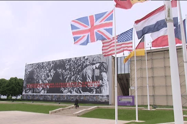 Le premier tableau signé de l'artiste Jeff Aérosol a été suspendu sur la façade du Mémorial de Caen ce lundi