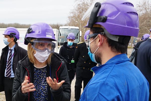 Agnès Pannier-Runacher devant le site de construction du futur site de Recompression Mécanique de Vapeur.