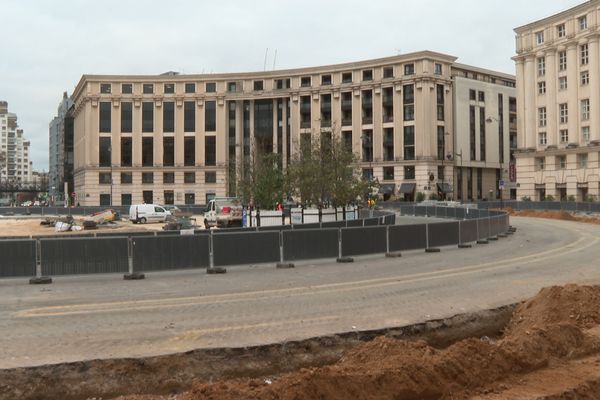 Les travaux ont débuté place de Catalogne (14e) pour la réalisation d'une "forêt urbaine". Elle sera terminée d'ici aux Jeux olympique promet la mairie de Paris.