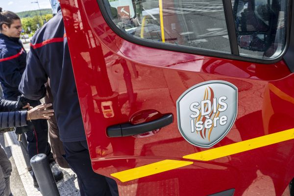 Les sapeurs-pompiers de l'Isère sont intervenus à La Mure le 23 septembre 2024 à la suite d'un incendie de garage menaçant de se propager. (Illustration)