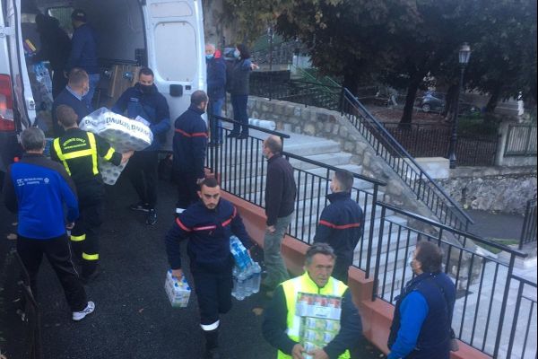 Distribution d'eau ce lundi 5 octobre à la Bollène-Vésubie par les pompiers et les gendarmes, premier acheminement par camions.