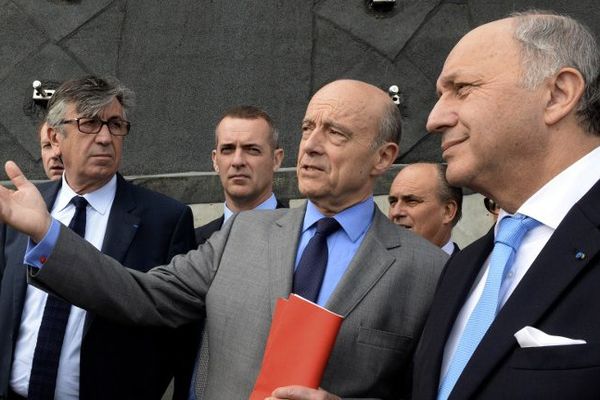 Alain Juppé fait visiter la Cité des civilisations du vin à Laurent Fabius