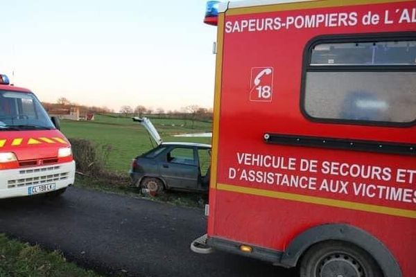 A Saint-Didier-en-Donjon dans l'Allier, mardi 24 décembre, d'importants moyens de secours sont déployés après un accident de la route.