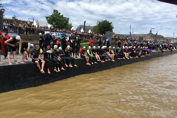 Les participants à la traversée de la Garonne à la nage