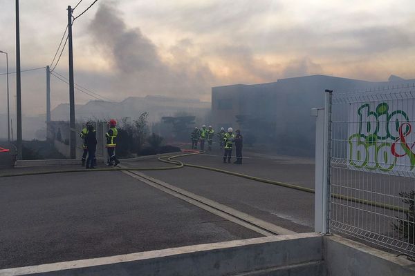 Perpignan - un entrepôt de la société bio & bio en feu - 2 février 2018.