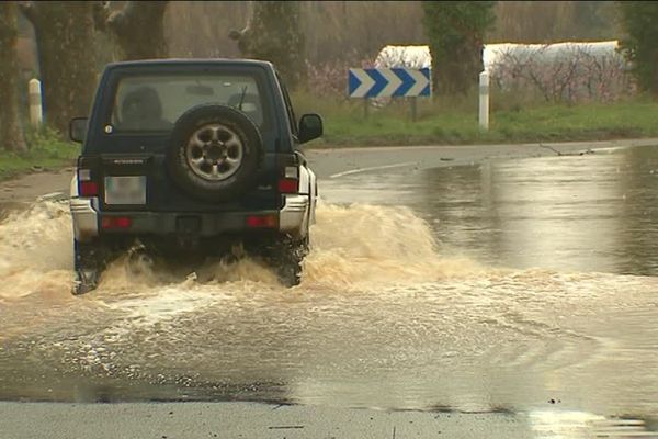 Un automobiliste varois s'engage sur une route inondée.