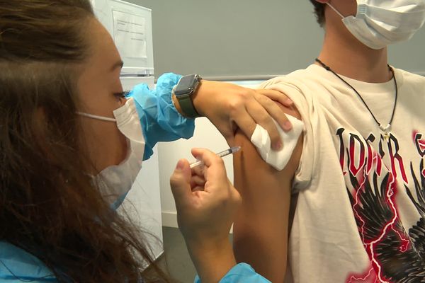 Enzo, 15 ans, élève du lycée Jacques Monod, reçoit sa première dose de vaccin contre la Covid-19 vendredi 3 septembre 2021, à Lescar, dans les Pyrénées-Atlantiques.