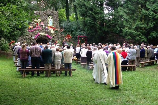 Une centaine de personnes étaient réunies ce dimanche matin devant la grotte de Bucamps pour célébrer la dernière messe de la neuvaine.