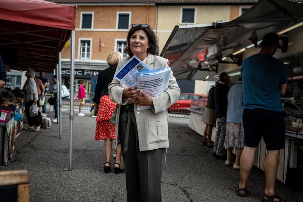 Isabelle Séguin, candidate LREM de la 4ème circonscription de l'Ain, n'est autre que la gagnante de Koh-Lanta en 2003. Ce vendredi 3 juin, elle était au marché de Vonnas, entre Mâcon et Bourg-en-Bresse ... tout comme Stéphane Trompille, candidat dissident Renaissance, et Philippe Lerda, candidat LFI / Nupes.