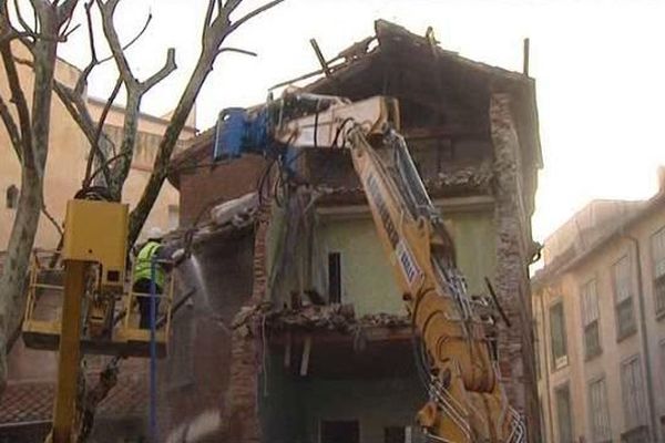 L'ancien presbytère du centre historique de Perpignan en train d'être détruit - 21 décembre 2015