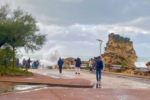 Des promeneurs jeudi près du rocher de la Vierge à Biarritz.