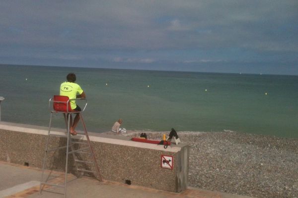 Romain Gomez, surveillant de plage, à son poste sur la plage de Pourville, ce mardi matin. 